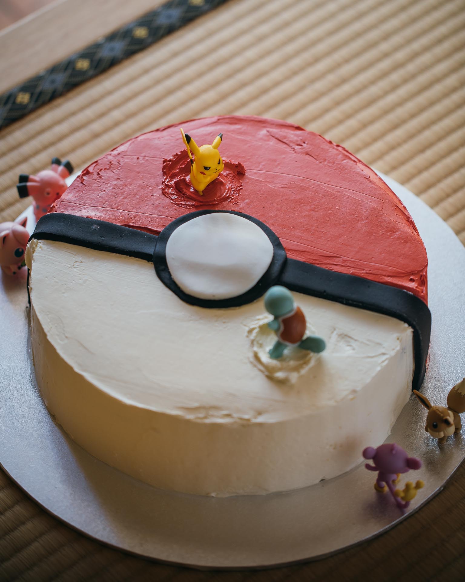 Pokémon Pokéball cake for Blake, with Charmander. | Pokemon birthday cake,  Pokemon birthday, Pokemon cake
